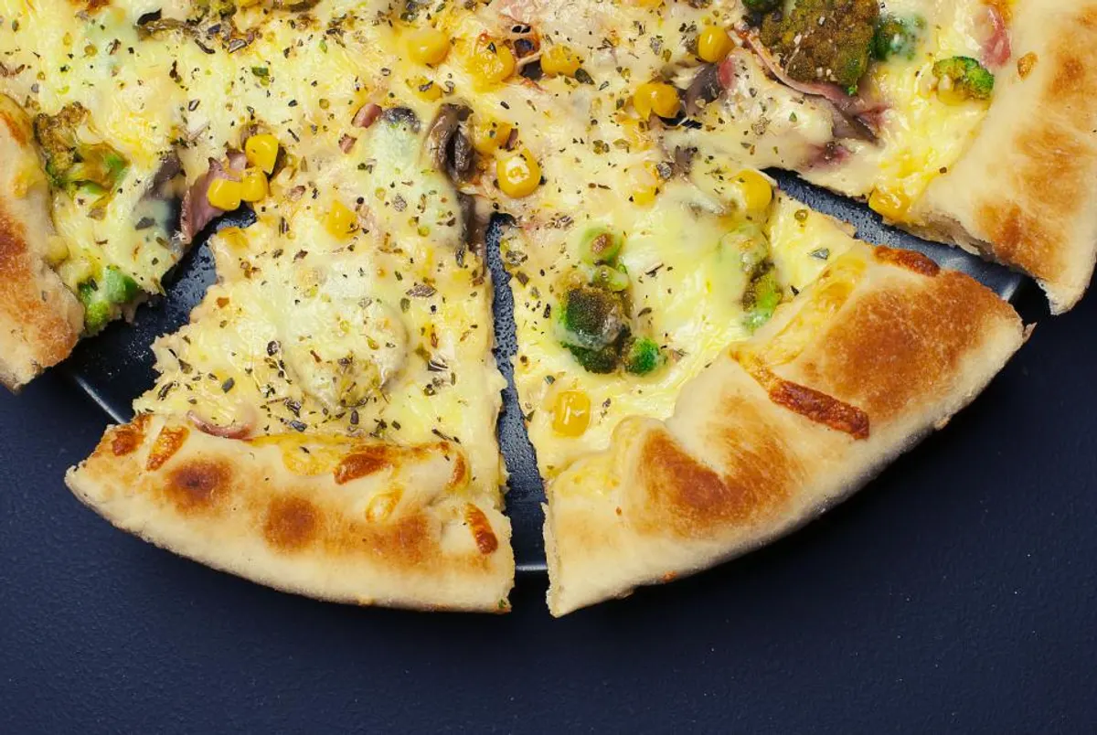 Frische Pizza aus dem Steinofen