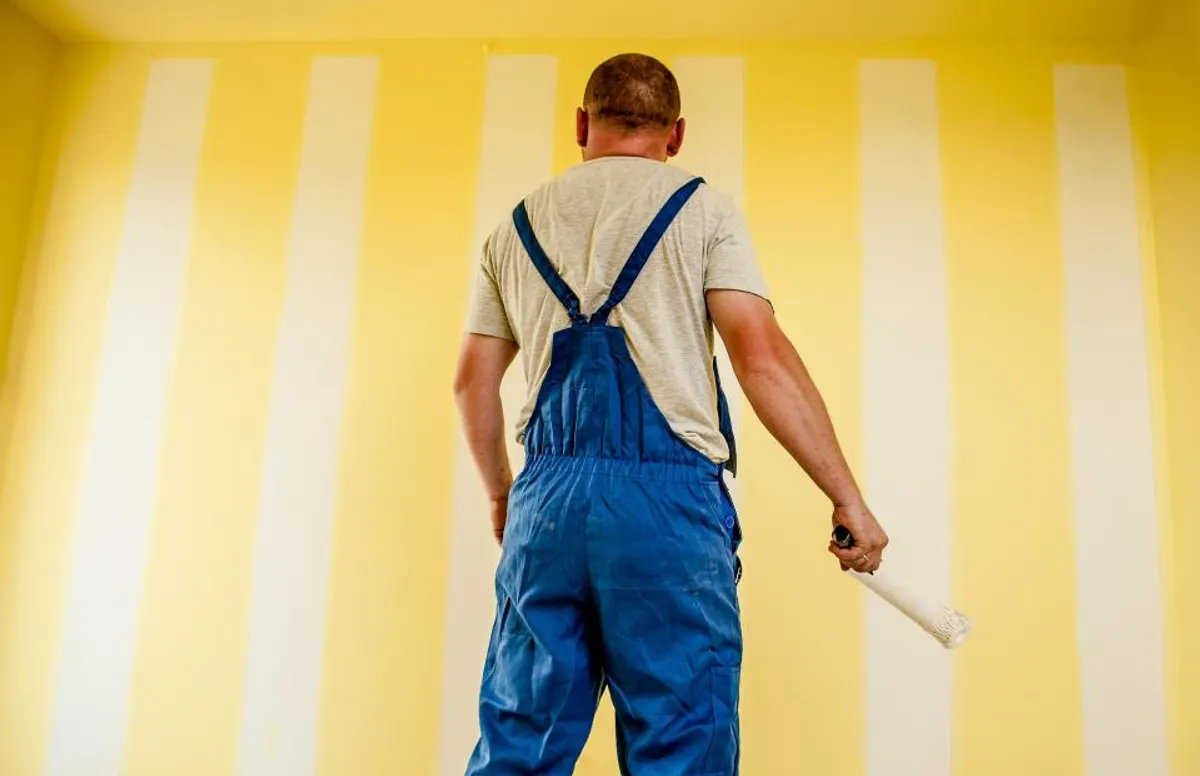 Handwerker bei Malerarbeiten